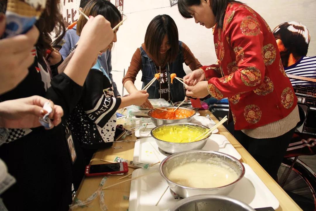 顧客一同體驗(yàn)麥芽糖制作